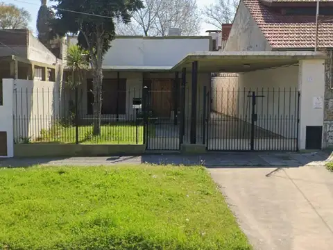 VENTA CASA DE 4 AMB CON PATIO Y COCHERA APTA CRED.