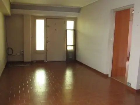 VENTA CASA DE 4 AMB CON PATIO Y COCHERA APTA CRED.