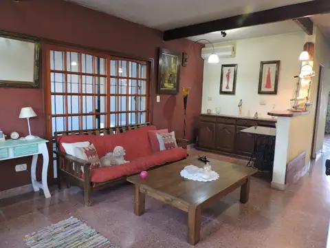 Venta de casa en Bella Vista - parque - quincho cerrado con baño y habitación   Apto crédito
