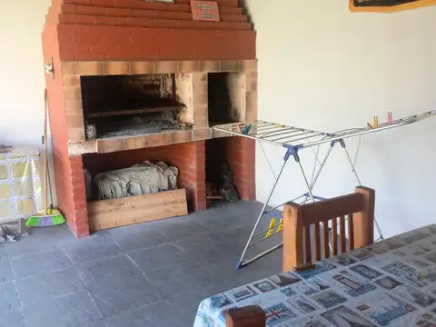 CHILAVERT AL  800, CASA SOBRE LOTE 450 M2- CHALET EN 2 PLANTAS-CON FONDO LIBRE- QUINCHO Y GARAGE