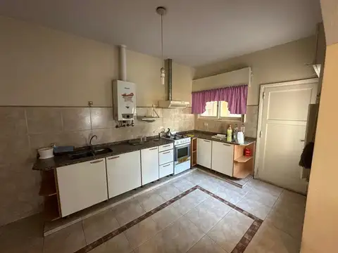 Casa 6 ambientes con 2 baños