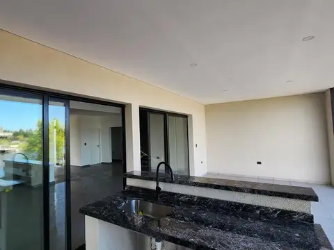 Casa en venta El Cazal a la laguna-5 ambientes-Pileta con borde infinito.