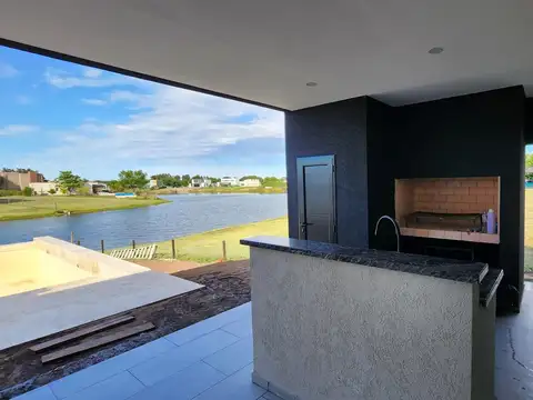 Casa en venta El Cazal a la laguna-5 ambientes-Pileta con borde infinito.