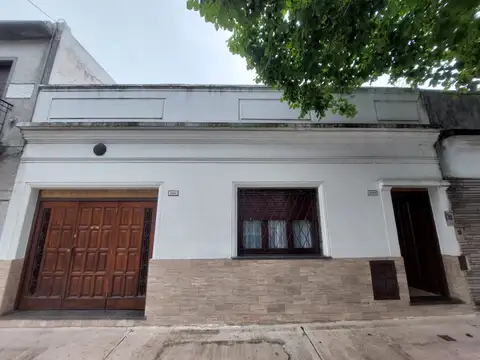 Casa 4 ambientes con cochera y terraza, muy luminosa.