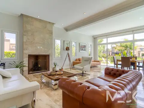 Casa en Alquiler con 2 cocheras