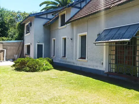 Casa 7 ambientes con 2 baños