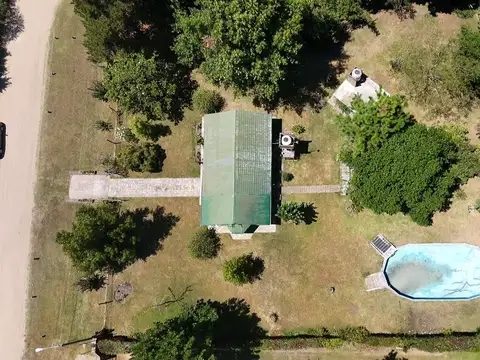 Casa en venta con pileta a restaurar y galpón en Barrio Parque La Verdad, Capilla del señor.