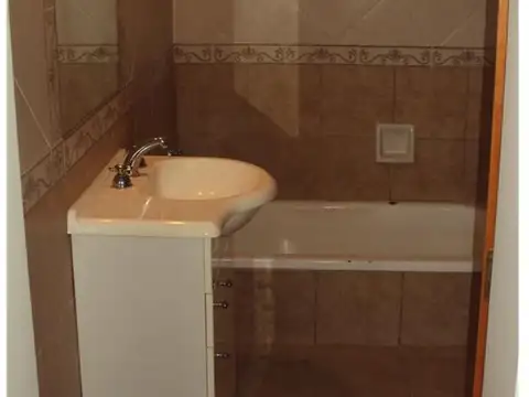 Casa 4 ambientes con 1 baño
