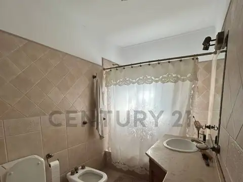 Casa quinta en Villa Elisa . Amplio terreno, pileta y cancha de tennis.