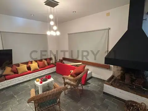 Casa quinta en Villa Elisa . Amplio terreno, pileta y cancha de tennis.