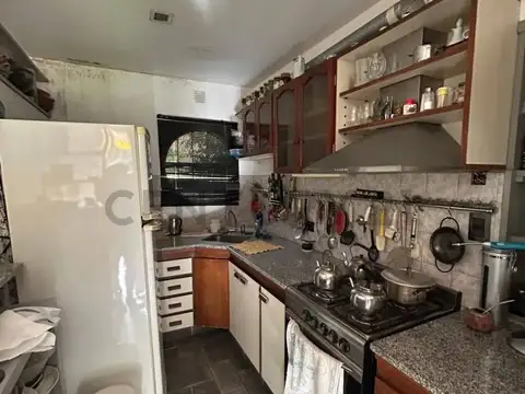 Casa quinta en Villa Elisa . Amplio terreno, pileta y cancha de tennis.