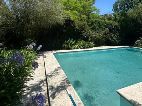 Casa quinta en Villa Elisa . Amplio terreno, pileta y cancha de tennis.