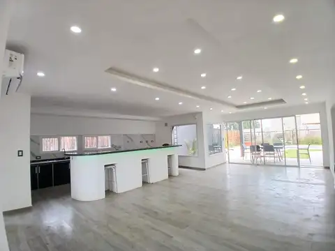 Casa en Venta con 5 cocheras