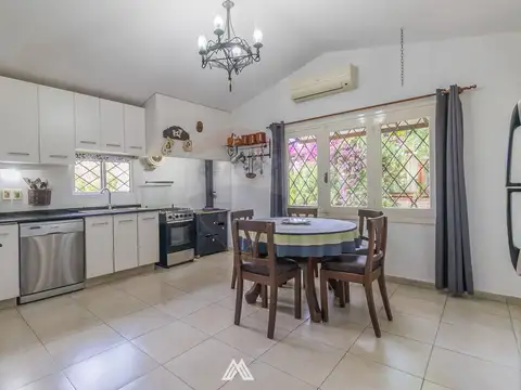 Casa 4 ambientes con 2 baños