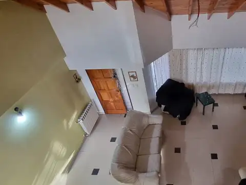 EN VENTA EN EL PALOMAR EXCELENTE CHALET 4 AMBIENTES 3 BAÑOS EN 2 PLANTAS, HECHO A NUEVO - FICHA 6265