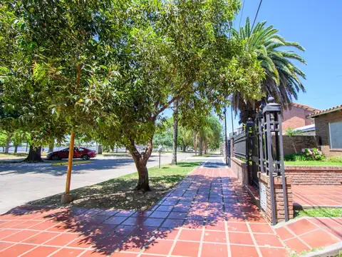 VENTA CASA SOBRE COSTANERA EN BARRIO 7 JEFES