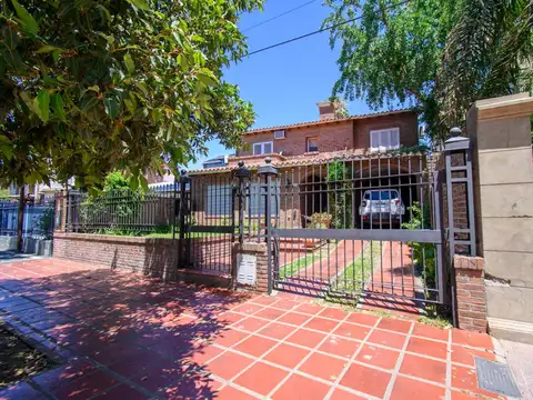 Casa 8 ambientes con 4 baños