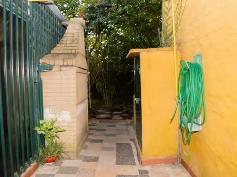 Amplia casa interna en PH con garage y fondo libre 