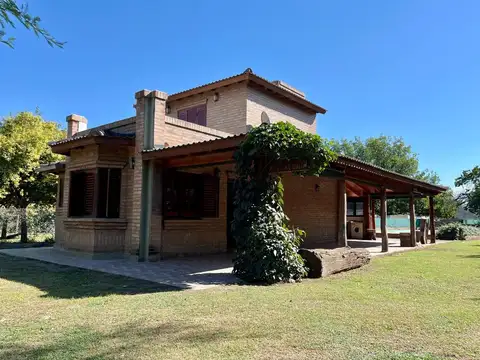 Sarmiento e/ Carlos Gardel y Osvaldo Pugliese