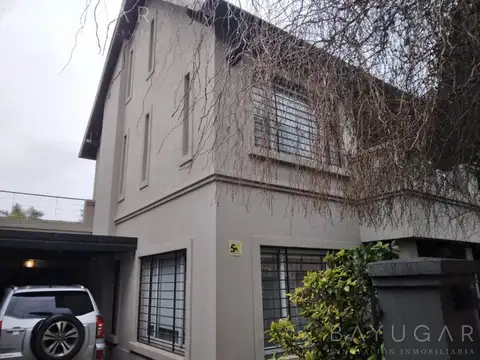 Casa en Alquiler con 2 cocheras