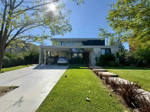 Casa en venta con vista al laguna en Canton norte Escobar con golf Puertos