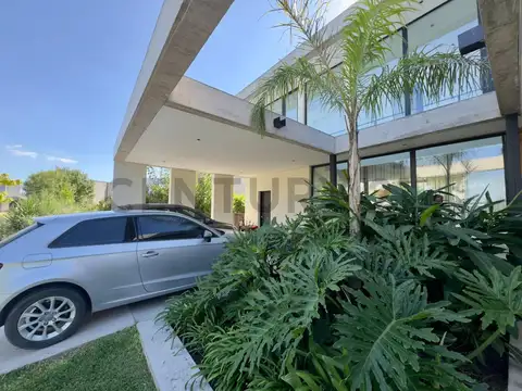 Casa en Venta con 2 cocheras