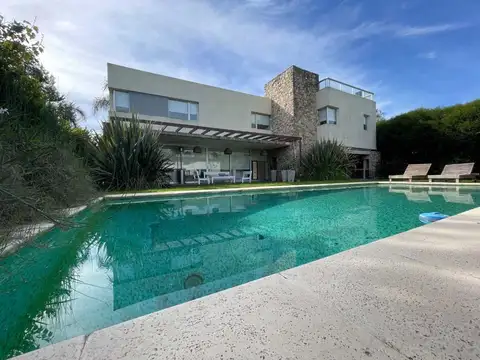 VENTA CASA 6 AMB EL CAZAL PARQUE-PILETA-AMOBLADA