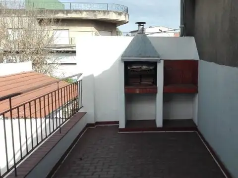 Unico piso de 3 ambientes al frente