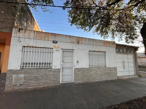 CASA EN ALQUILER DOS DORMITORIOS, PATIO Y COCHERA