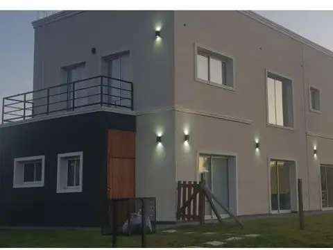 Casa en Alquiler con 2 cocheras