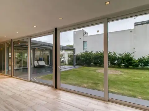 Casa en Venta con 3 cocheras