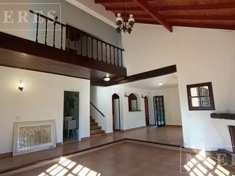 Casa 5 ambientes con 2 baños
