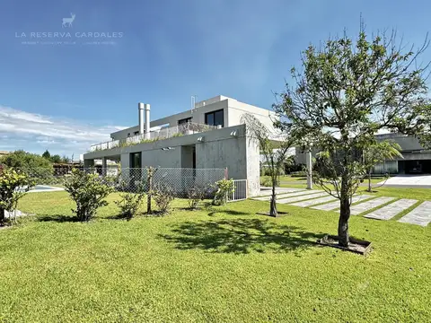 Casa en Alquiler con 2 cocheras