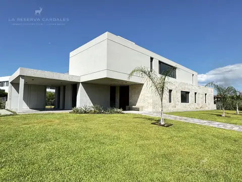 Casa 6 ambientes con 4 baños