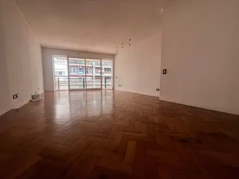 Amplio 2 ambientes cerca de La Isla en Recoleta