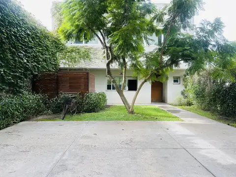 Casa en Venta en Gonnet [Cod: 084023]