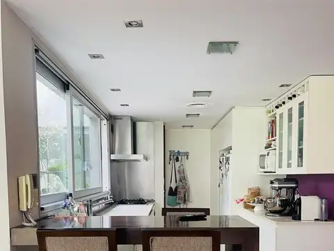 Casa 8 ambientes con 4 baños