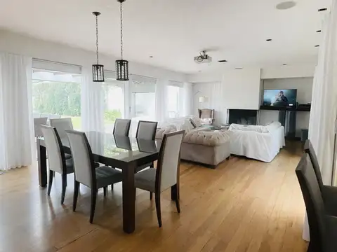 Casa en Venta con 4 cocheras