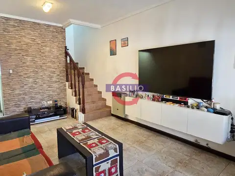 VENTA DÚPLEX 4 AMBIENTES CON PATIO, PARRILLA Y COCHERA EN CARAPACHAY