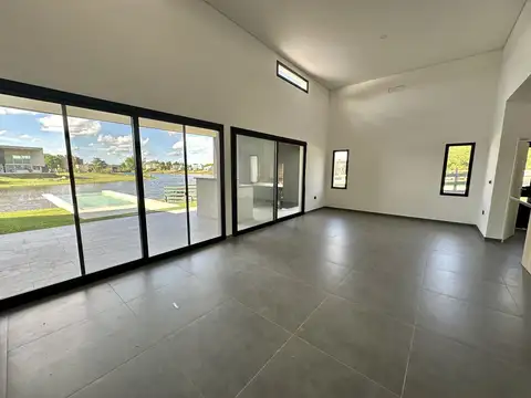 Casa en Venta con 4 cocheras
