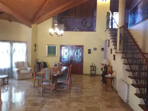 Casa en Venta con 4 cocheras