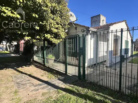 Venta casa de 2 dormitorios con garaje y patio, La Plata