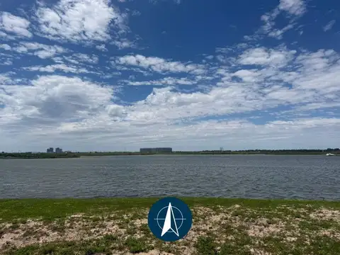 Lote en venta en Los puentes, Nordelta. Al lago central.