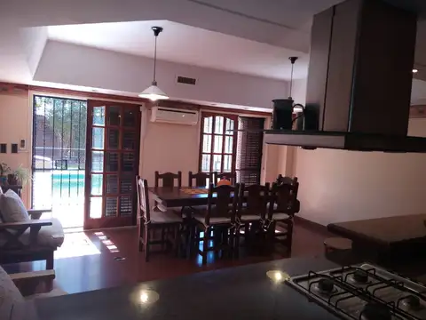 Casa 4 ambientes con 2 baños