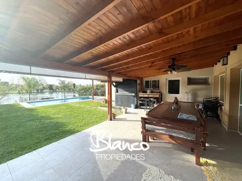 Casa en Alquiler con 2 cocheras