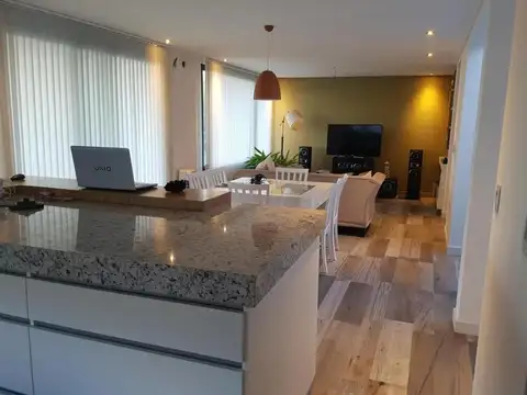 Casa en Venta con 4 cocheras