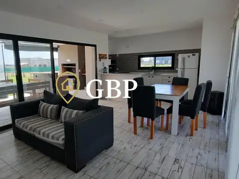 Casa 4 ambientes con 2 baños