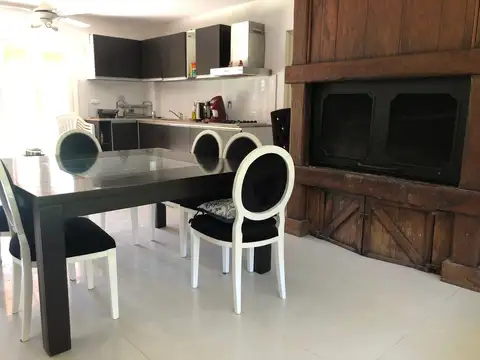 Casa en Alquiler con 2 cocheras