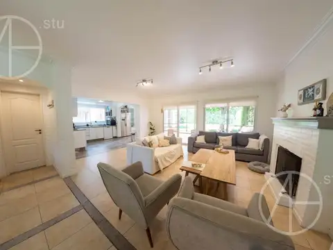 Casa en Venta con 4 cocheras