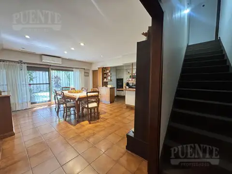 Casa en Venta con 4 cocheras